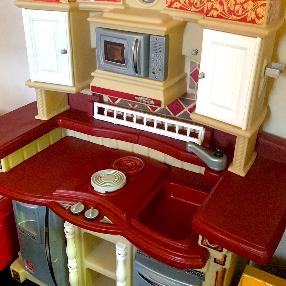 Step 2 Classic Lifestyle Party Time Play Kitchen